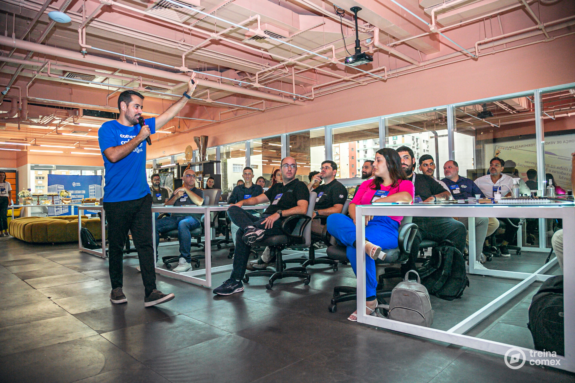 Alexandre Lemos falando em sala de treinamento da Treina Comex®