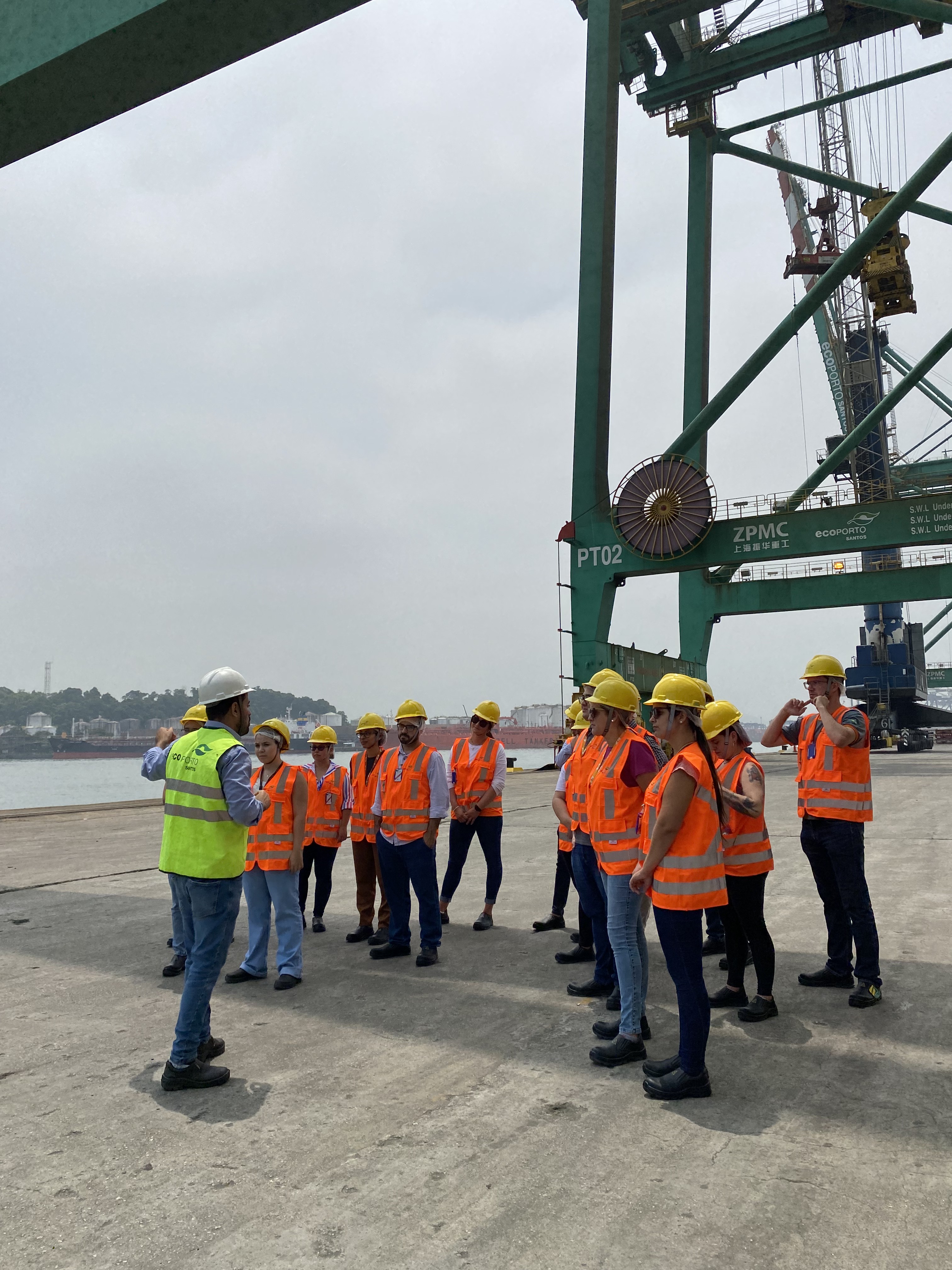 Alunos em visita técnica ao Porto de Santos com coletes laranja
